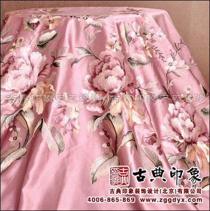 本款粉色绣花窗帘是中式装修理想搭配布艺,她高雅、恬静、温馨,