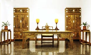 中式装修居室中如琢如磨的金丝楠木古典家具